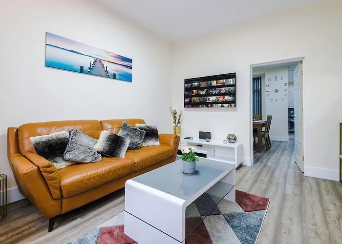 Spacious 4 Bedroom Modern House Near City Centre Sleeps 12