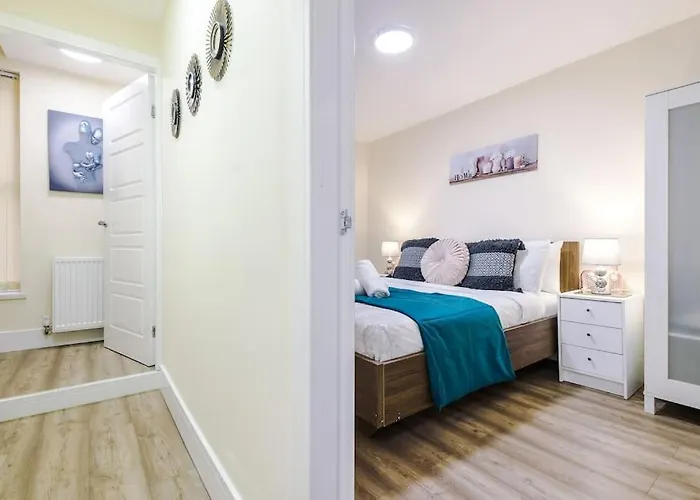 Spacious 4 Bedroom Modern House Near City Centre Sleeps 12