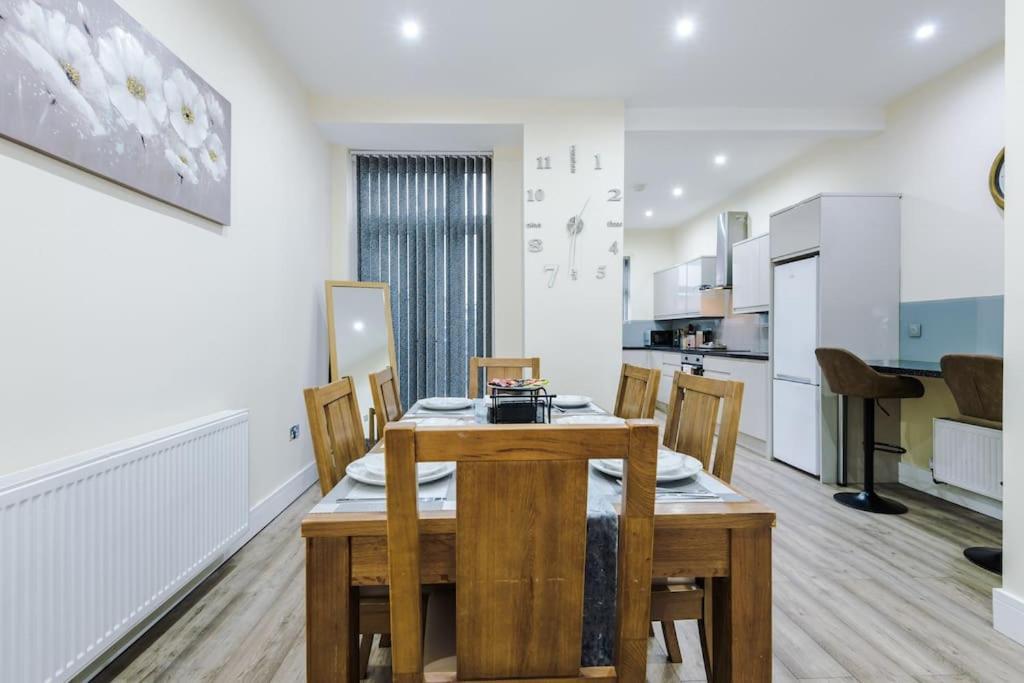 Spacious 4 Bedroom Modern House Near Centre Sleeps 12