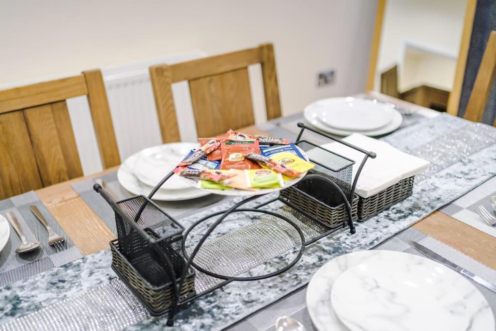 Holiday home Spacious 4 Bedroom Modern House Near Centre Sleeps 12 *