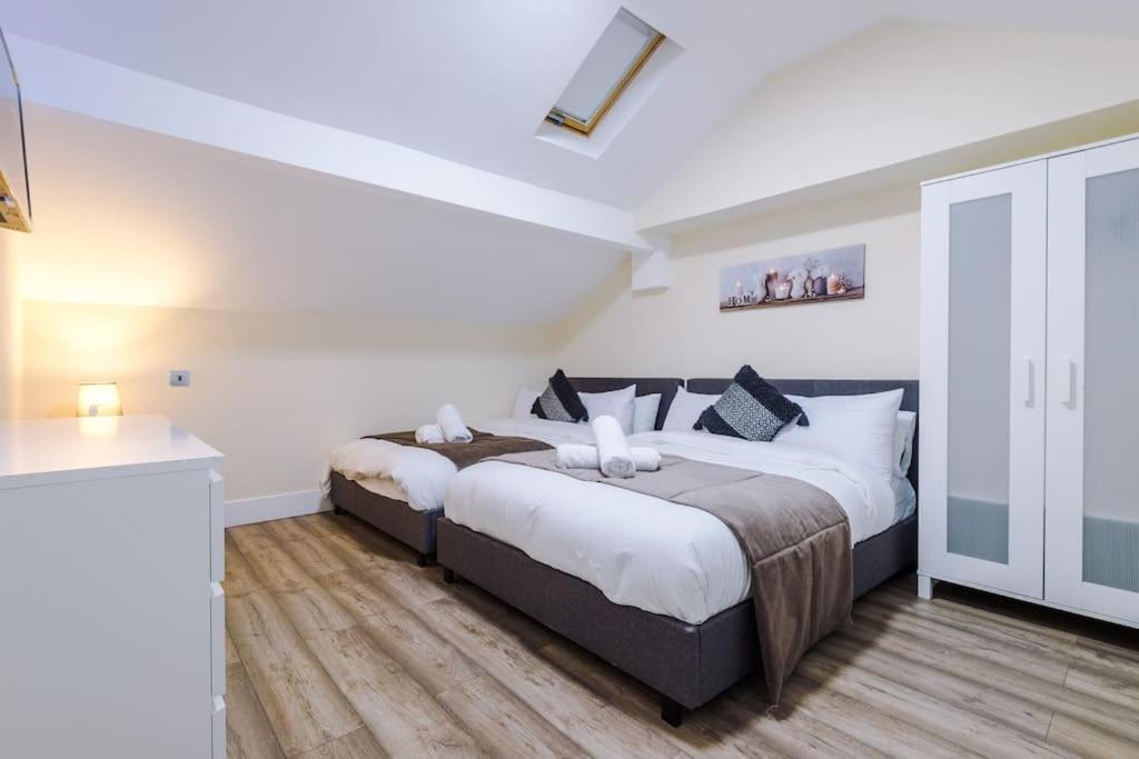 Spacious 4 Bedroom Modern House Near Centre Sleeps 12 Manchester