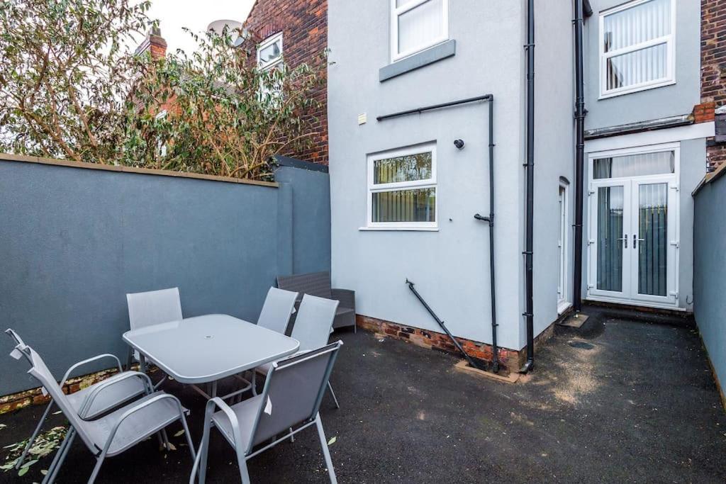 Spacious 4 Bedroom Modern House Near Centre Sleeps 12